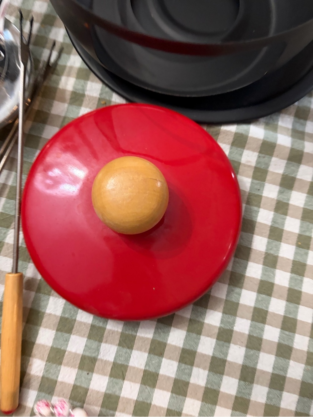Red Fondue Set with Wooden Handles - 2QT - Picture 11 of 16